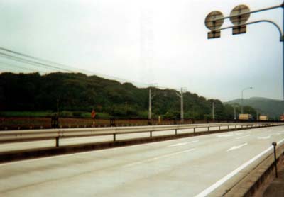 写真３。のどかというか、ほんとにこの道が静岡に続いてるのか不安。